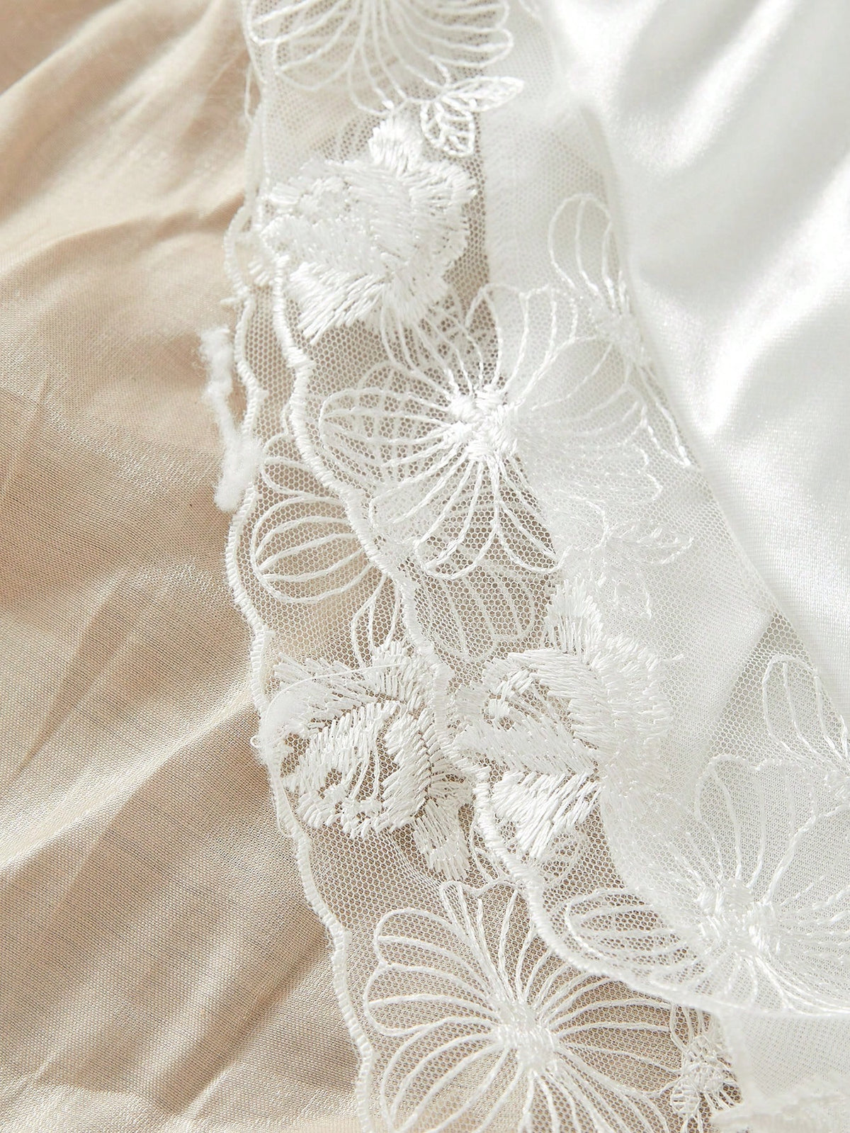Contrast Lace Satin Underwire Lingerie Set
